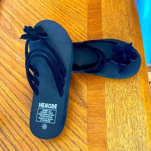 Hengde single toe black sandals with cute flower design on toe.